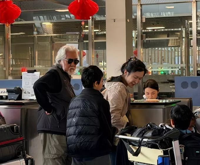 74岁张纪中赴越南度假,满头白发步履蹒跚,带娃尽显疲惫