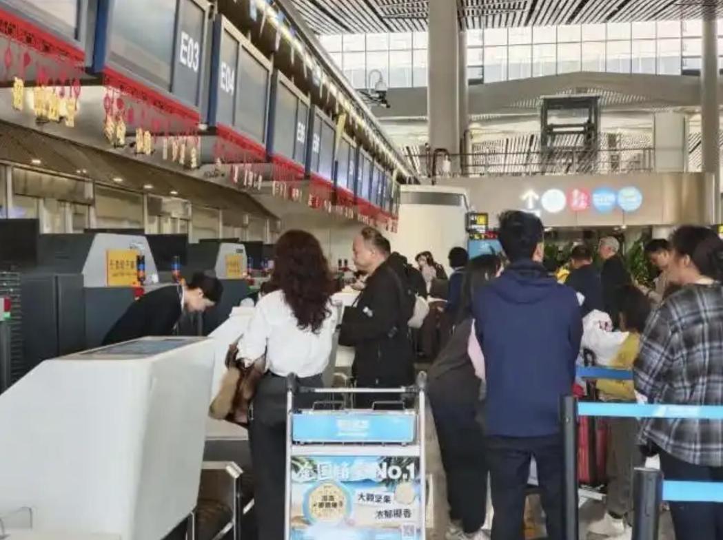 海南近年成为许多大陆民众春节假期的热门旅游目的地,而随著春节9天长假接近尾声,海... 海南近年成为许多大陆民众春节假期的热门旅游目的地,而随著春节9天长假接近尾声,海...