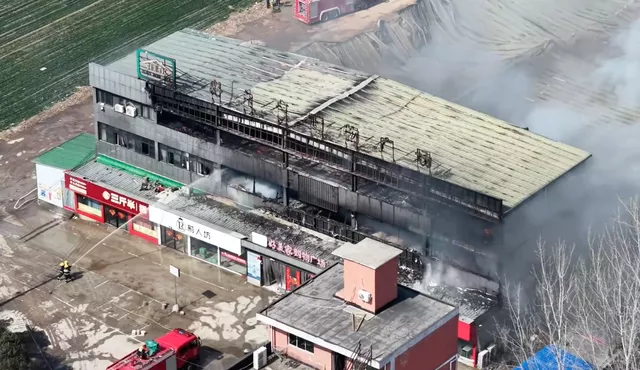 河南一超市突发大火，周边商户称上千平米仓库全被烧完