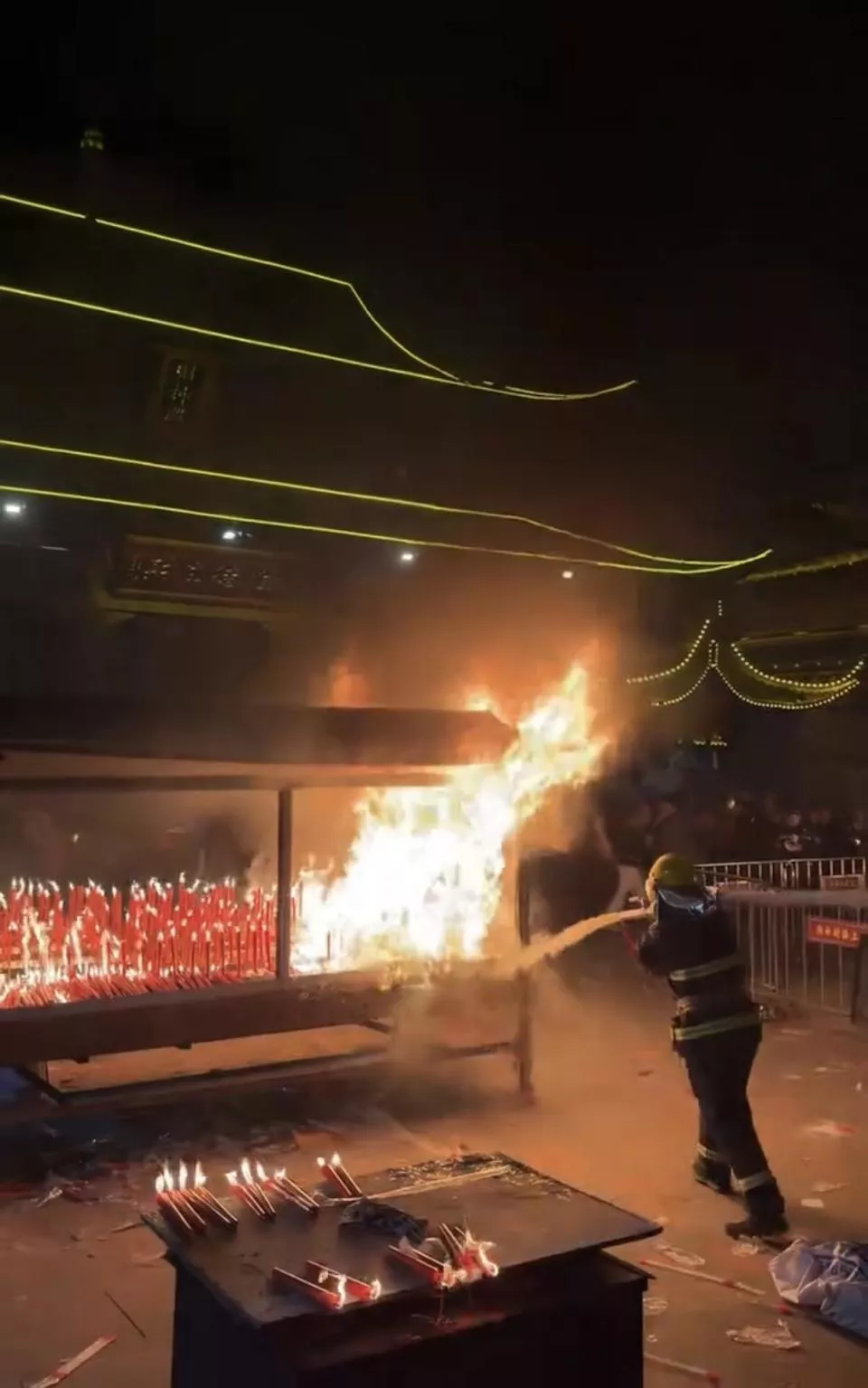 上海财神庙辟谣“香炉起火”:非安全事故