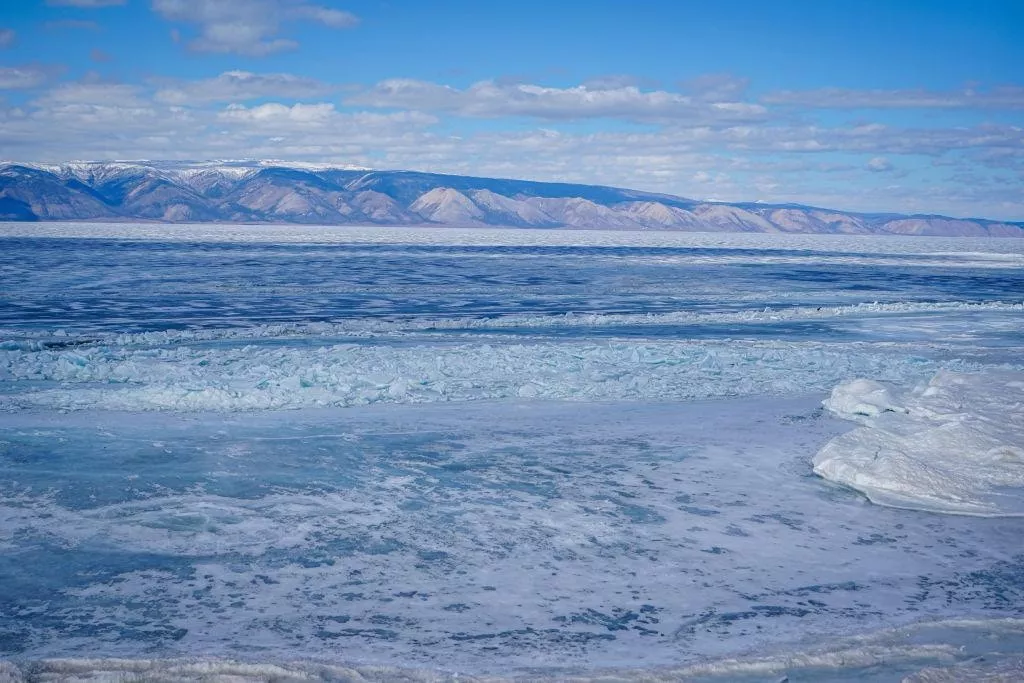 7中国游客溺毙贝加尔湖 目击:司机无视冰面裂缝加速通过