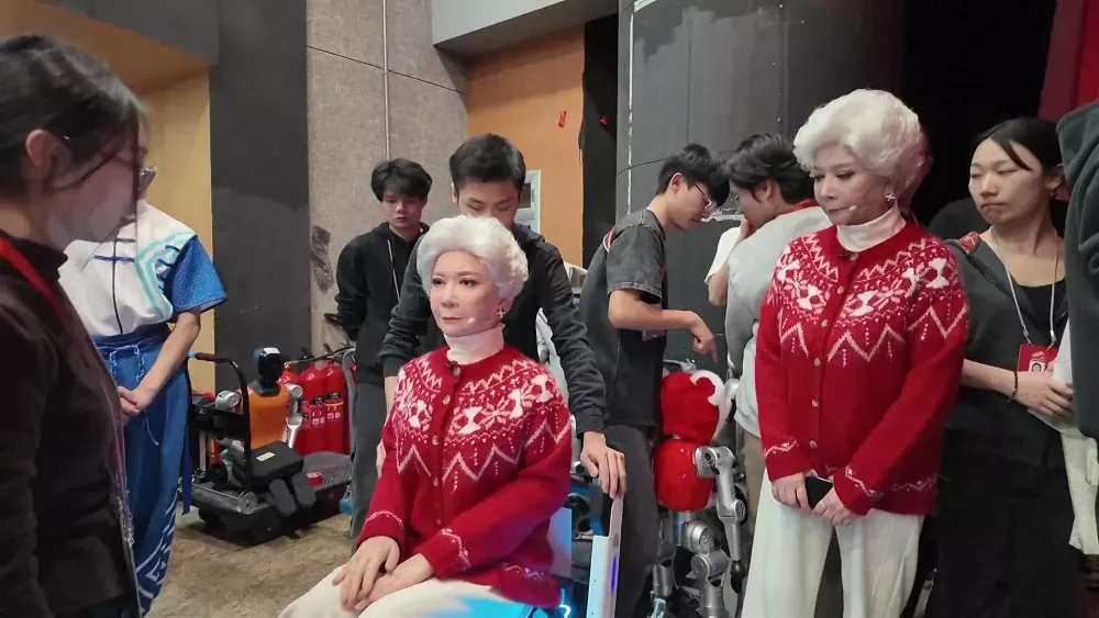 机器人集体亮相春晚后：“假蔡明”被送给了真蔡明