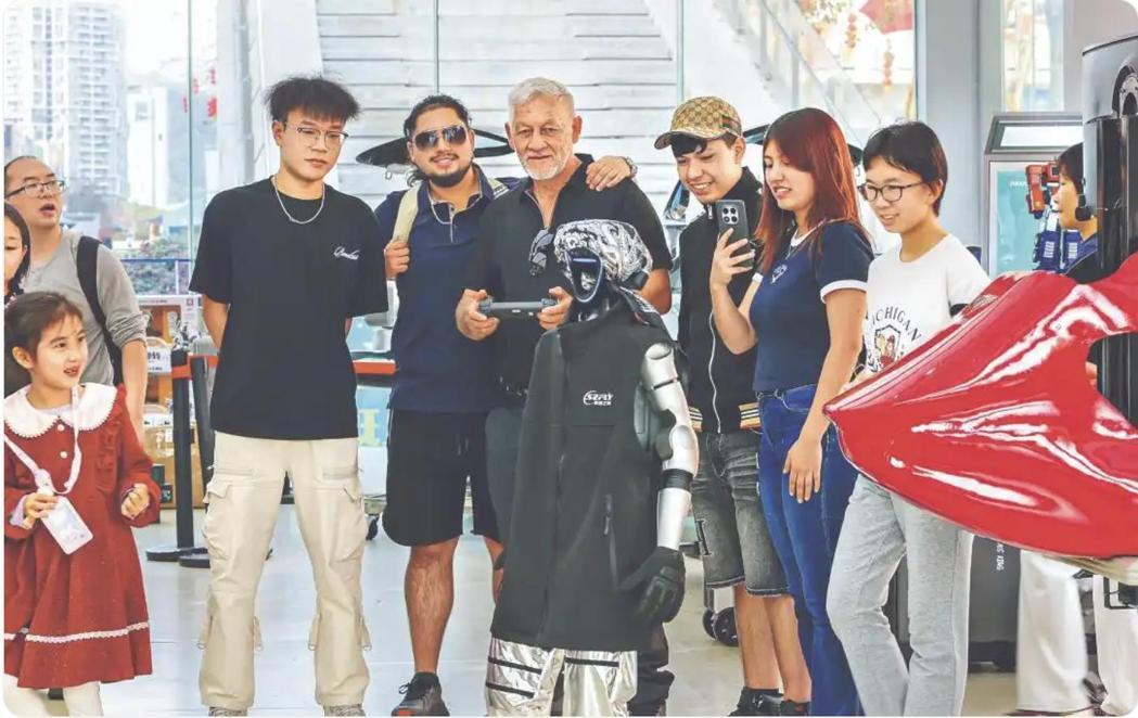 在「广货行天下」春季行动的带动下,深圳华强北科技年货持续走俏。图为外国客户试用店... 在「广货行天下」春季行动的带动下,深圳华强北科技年货持续走俏。图为外国客户试用店...