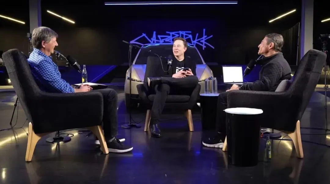 ▲埃隆·马斯克(中)和彼得·戴曼迪斯(右)的访谈节目(图/视频截图)