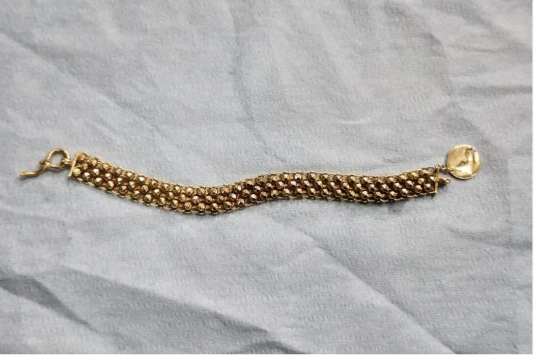 一条6.4万港币的金手链,在动车厕所内被冲进马桶内,终于在工作人员「粪海捞金」四... 一条6.4万港币的金手链,在动车厕所内被冲进马桶内,终于在工作人员「粪海捞金」四...