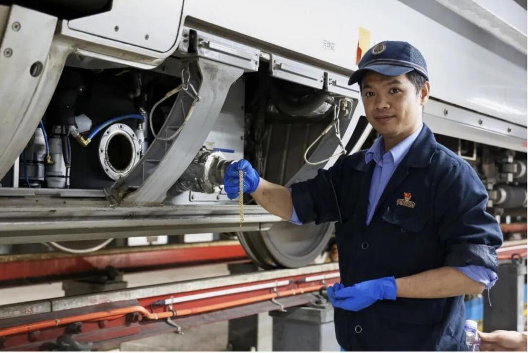 复兴号动车地勤机械师严芝科几乎把整个手臂伸进箱体内。 在经过40分钟后,他找到金... 复兴号动车地勤机械师严芝科几乎把整个手臂伸进箱体内。 在经过40分钟后,他找到金...