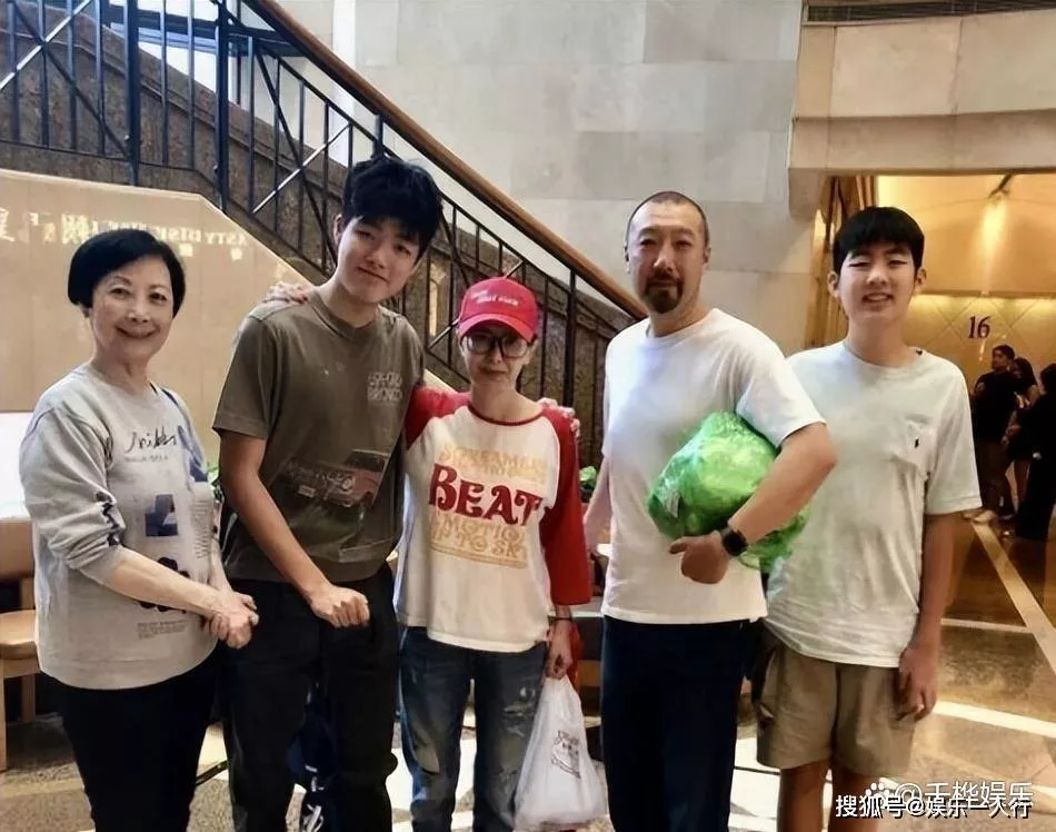 香港天后陈慧琳两子照曝光,大儿子被指像韩星,老公胡子邋遢,缺席的她才是真赢家