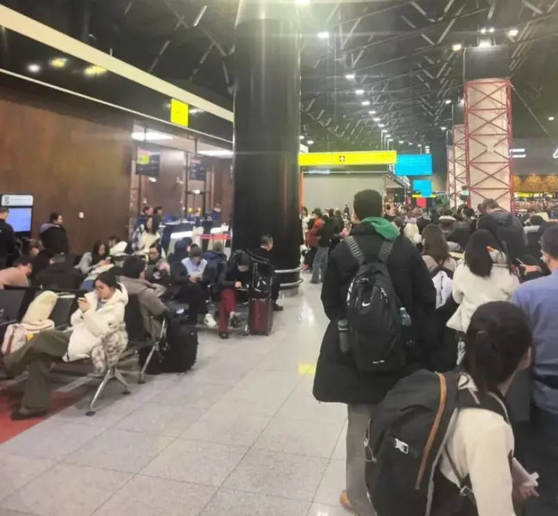 无人机侵袭 大批中国游客滞留莫斯科机场 无法返工