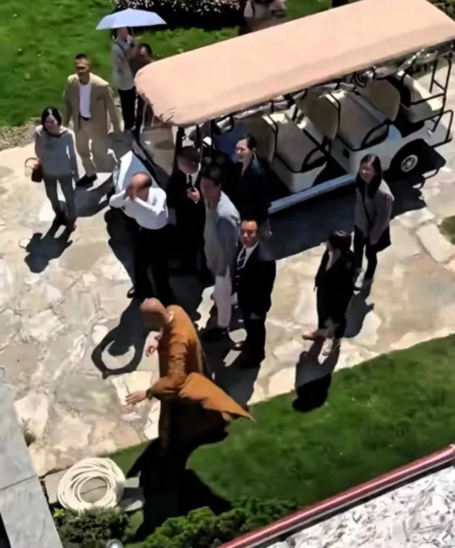 大年初五 98岁李嘉诚自己走进寺庙 没人搀扶