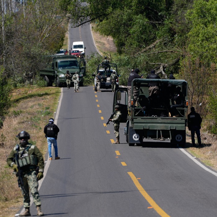 周一,通往塔帕尔帕的一条道路正在进行清理。