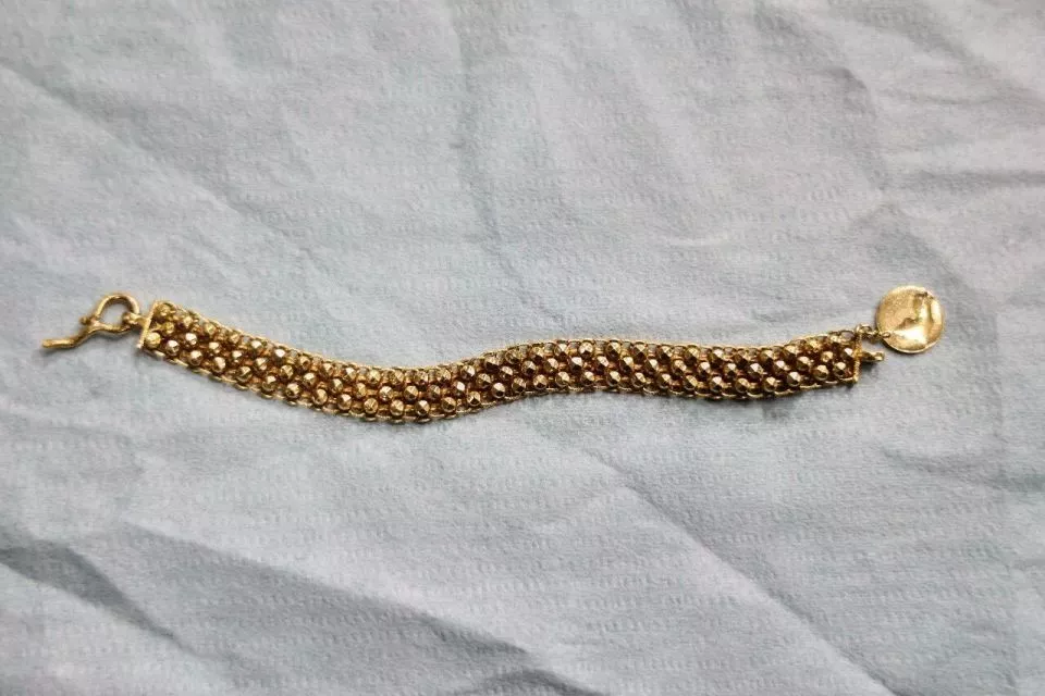 开往南宁的动车上，女子冲厕所不慎将50克金手链冲走