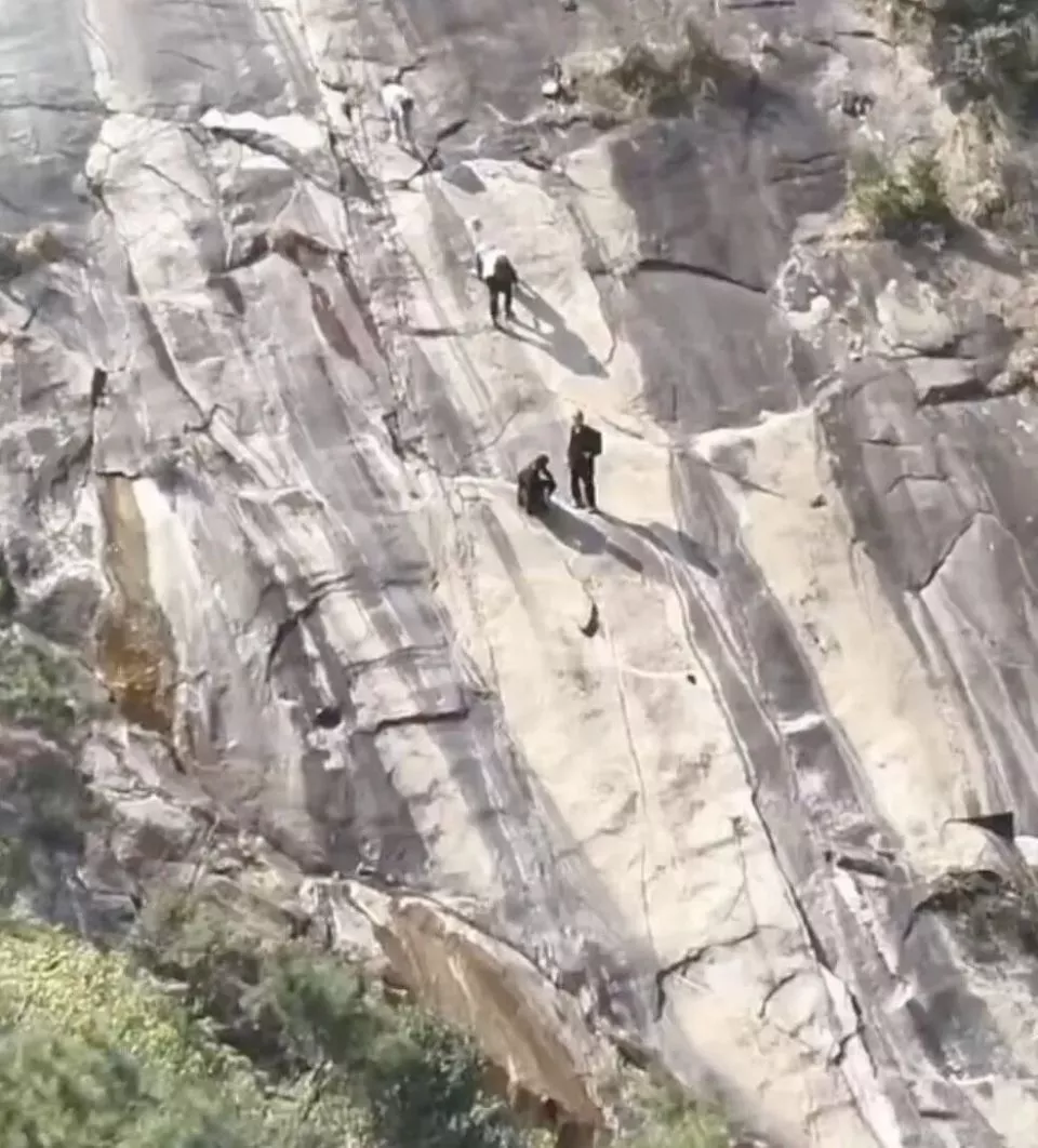 2名大学生跟风打卡被困“魔鬼崖”!救援人员又发现8人