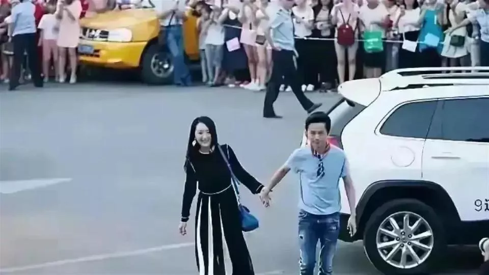 51岁的何炅，牵手54岁的杨钰莹