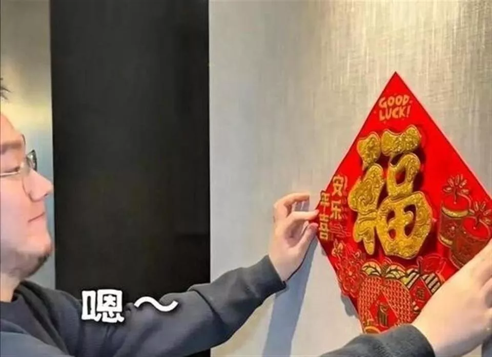 宋丹丹跟儿子儿媳过除夕，英达改口认了巴图
