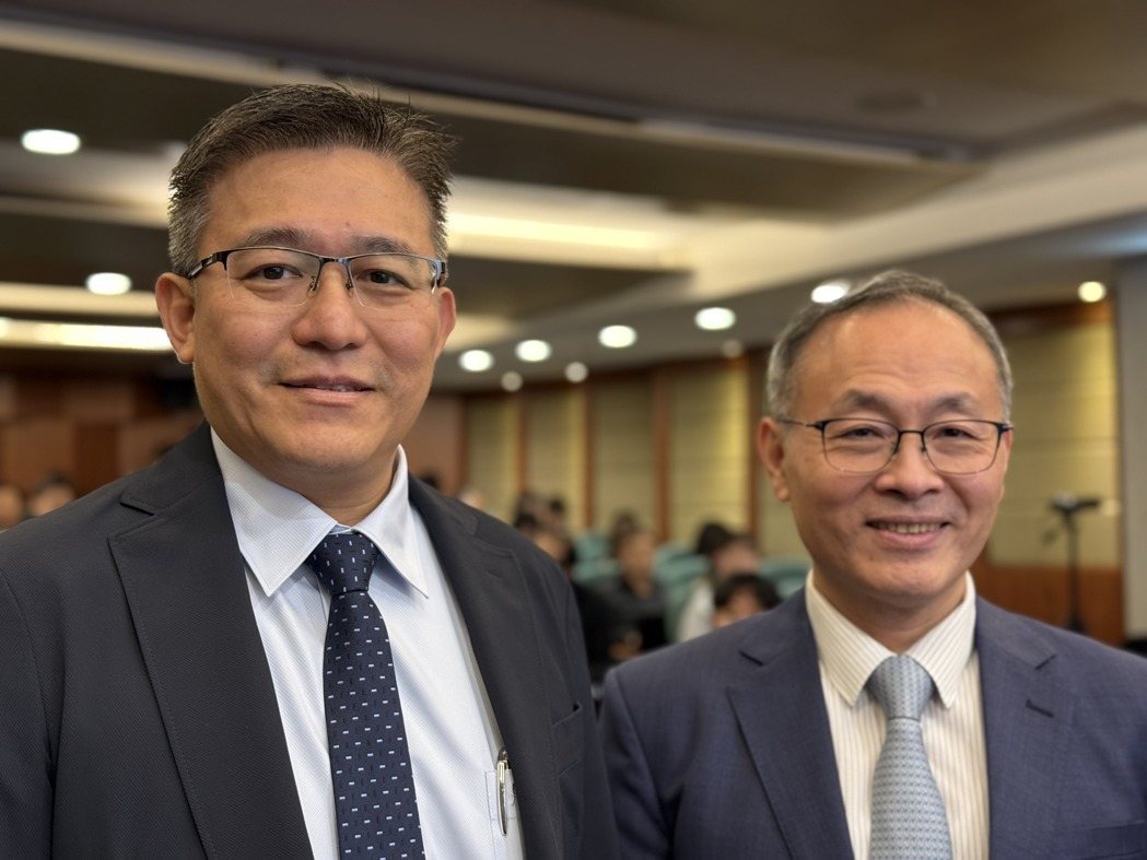 瀚宇博总座陶正国(左)、精成科PCB制造厂ELNA总经理杨其荺。记者尹慧中摄影 瀚宇博总座陶正国(左)、精成科PCB制造厂ELNA总经理杨其荺。记者尹慧中摄影