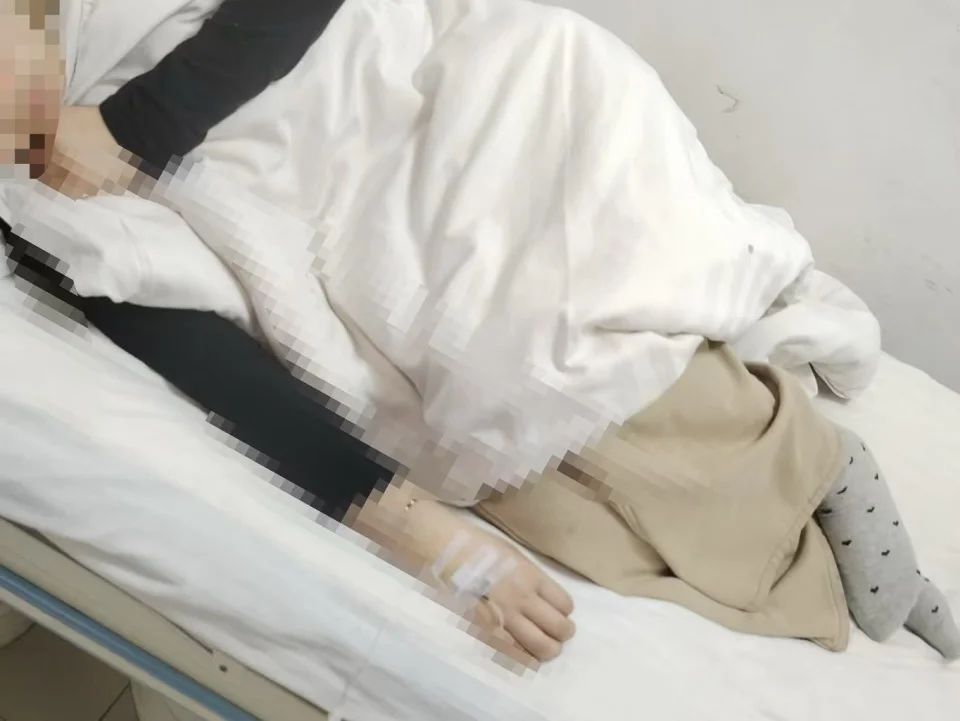 河南15岁女孩因交通口角被一对夫妻当街殴打