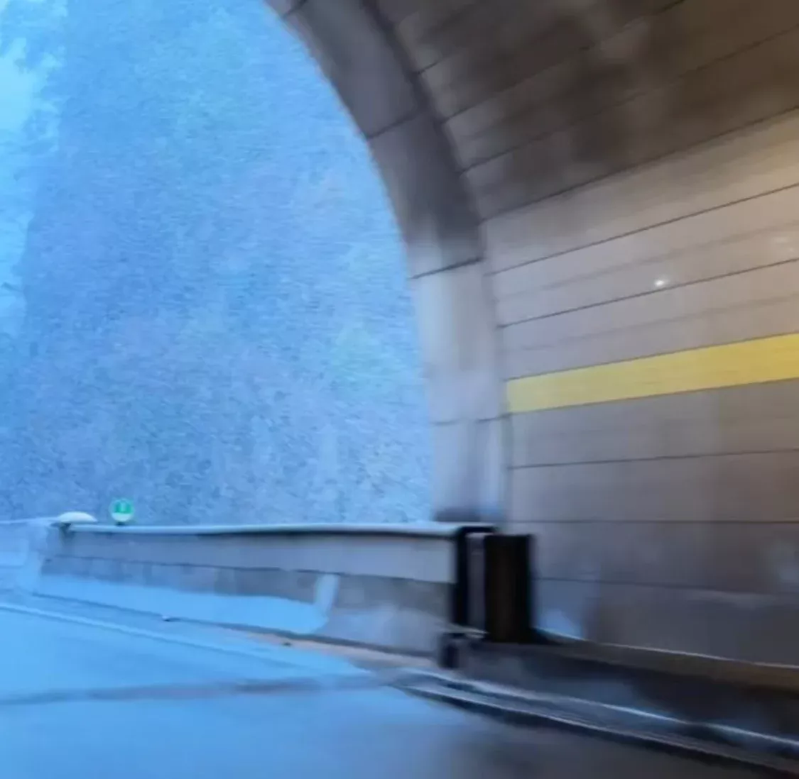 南北分界具象化 秦岭隧道一边小雨 一边漫天飞雪