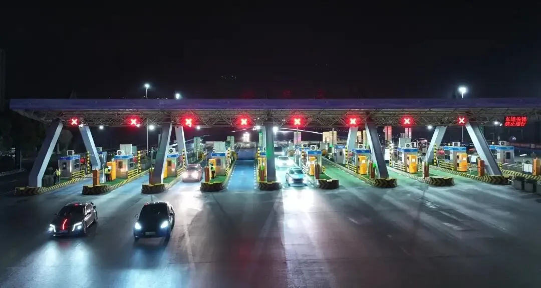 春节高速免费最后1分钟:有人压哨通过省下千元