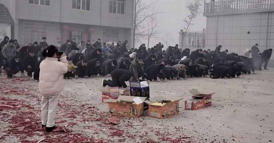 山東則有村莊，集結全村600多名男性一起向長輩下跪磕頭拜年。（圖／翻攝自微博@混血顏）