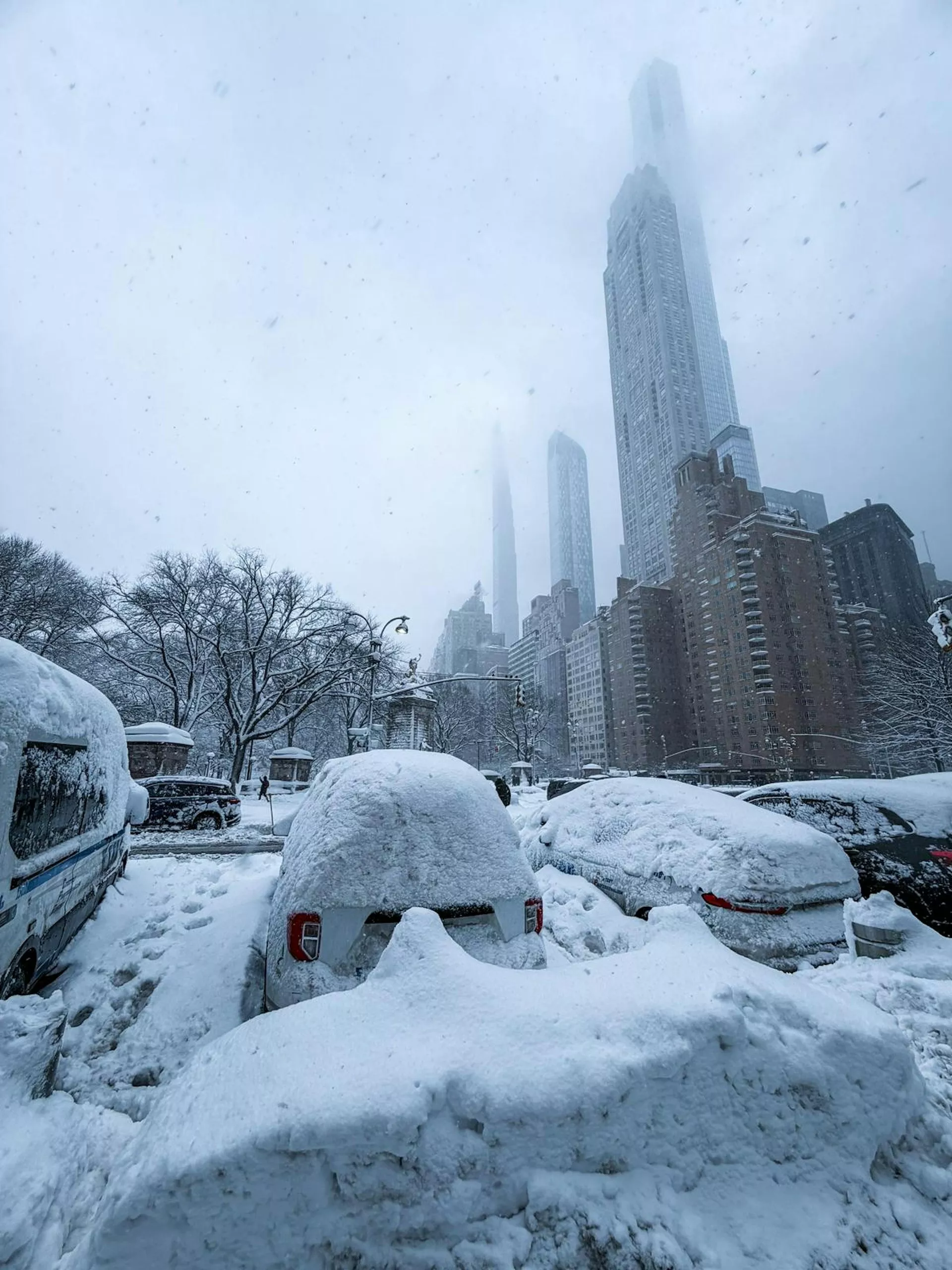 从杜德伟拍下的相片可见，整个纽约变得白茫茫一片。（杜德伟提供）