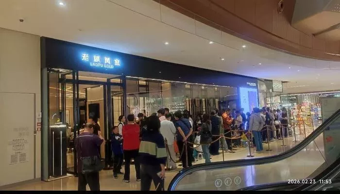 线下抢购狂热，线上估值分歧：老铺黄金的“涨价大考”