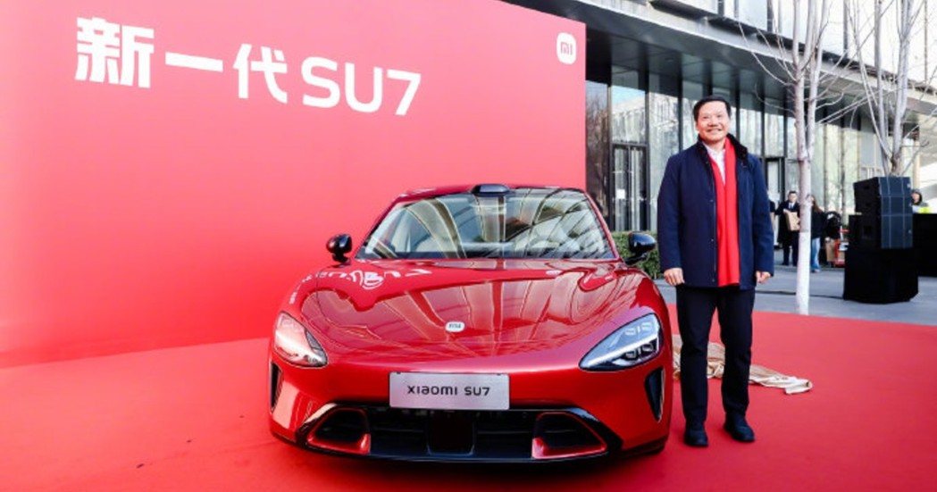 小米集团董事长雷军雷军公布新一代SU7全新颜色「赤霞红」。(图/取自雷军微博) 小米集团董事长雷军雷军公布新一代SU7全新颜色「赤霞红」。(图/取自雷军微博)