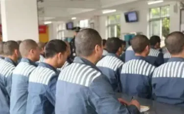 被判无期的人，每天在监狱里做些什么