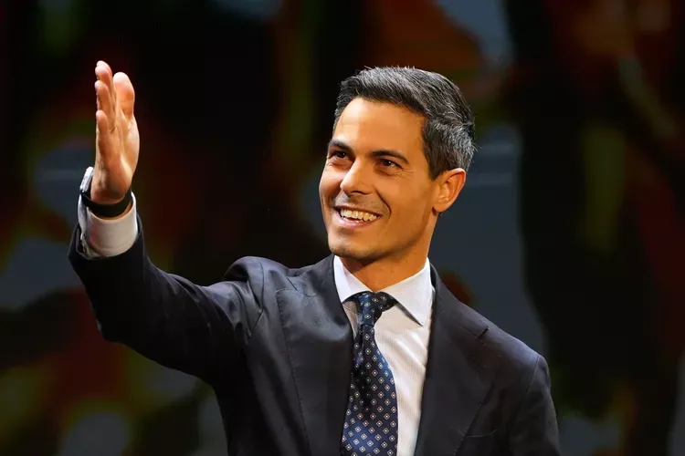 帅气藏不住！荷兰最年轻“同志总理”宣誓就任