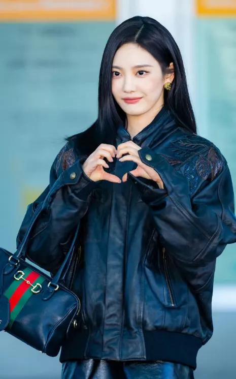 米兰时装周:唐嫣生图真实,杨幂又嫩了,肖战贵气,谷爱凌赢麻了