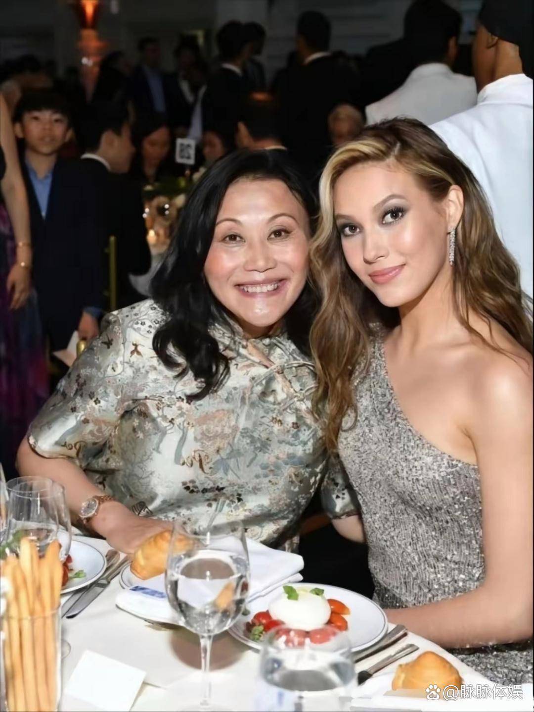 谷爱凌真正的“后台”,不是她那个神秘的美国爹,而是两个狠角色女人