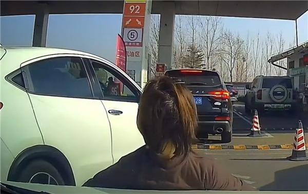 女子以肉身挡车。(视频截屏)