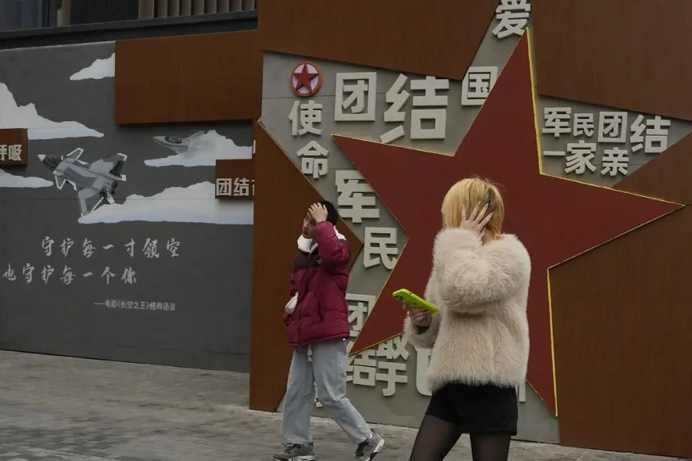 隨著中國經濟發展放緩、行業內卷加劇與利益回報遞減，許多青年努力與回報之間的因果鏈條便逐漸鬆動。（美聯社）