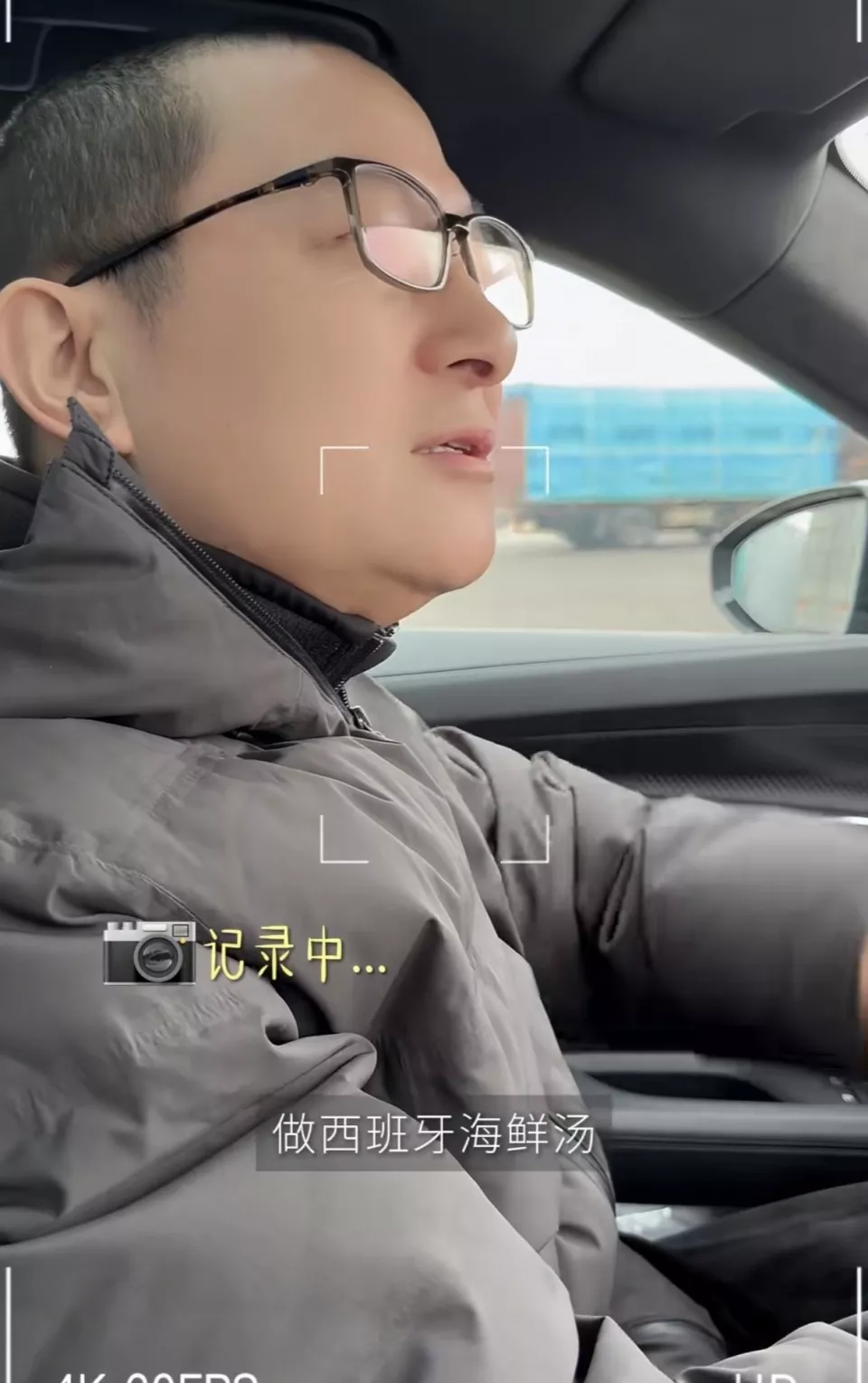 梅婷请“小姑子”吃饭，刘琳红毛衣配牛仔裤很松弛