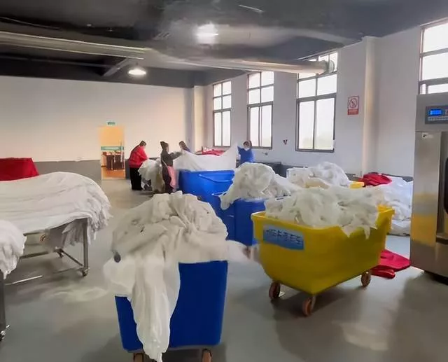 洗涤公司要求每天工作19小时,离职扣1个月工资?