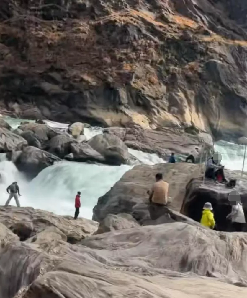 云南虎跳峡游客落水事故目击者：他们“回去就要结婚”