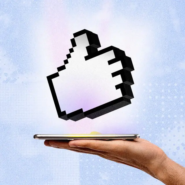 一只手托着一个手机