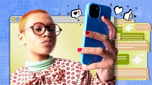 一名女子拿着手机看