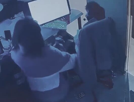 ▲▼陆女闯入网咖脱裤！ 乱摸男客人紧抱不放手。 （图/翻摄微博）