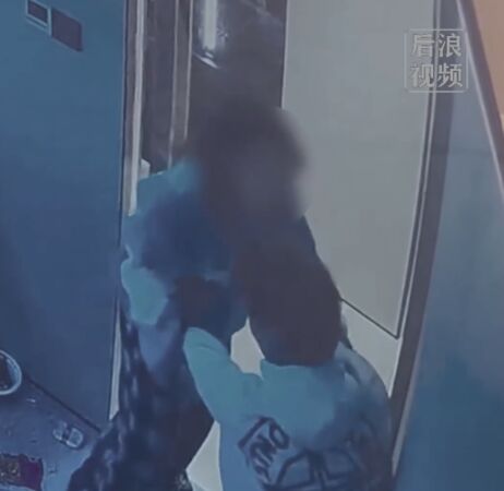 ▲▼陆女闯入网咖脱裤！ 乱摸男客人紧抱不放手。 （图/翻摄微博）