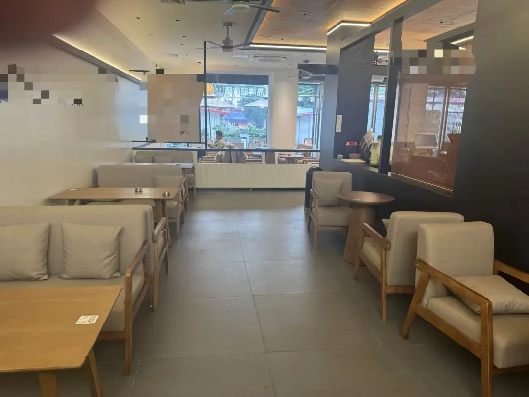 在小镇，支持俄罗斯的奶茶店老板要破产了