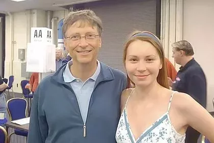 俄媒深扒盖茨情人：分手后穷困潦倒 与女间谍合影