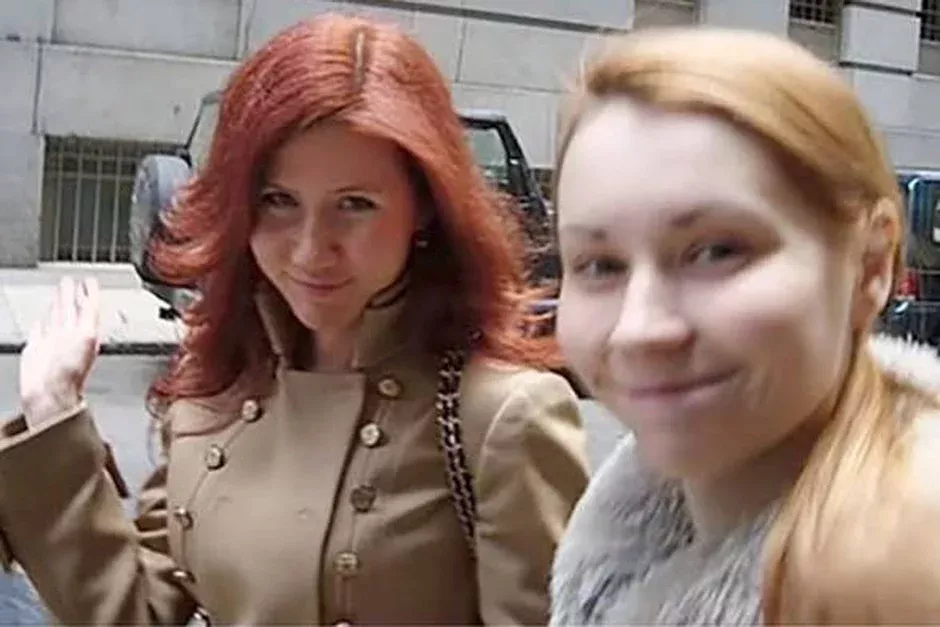 安娜·查普曼（左）与米拉·安东诺娃自拍合影