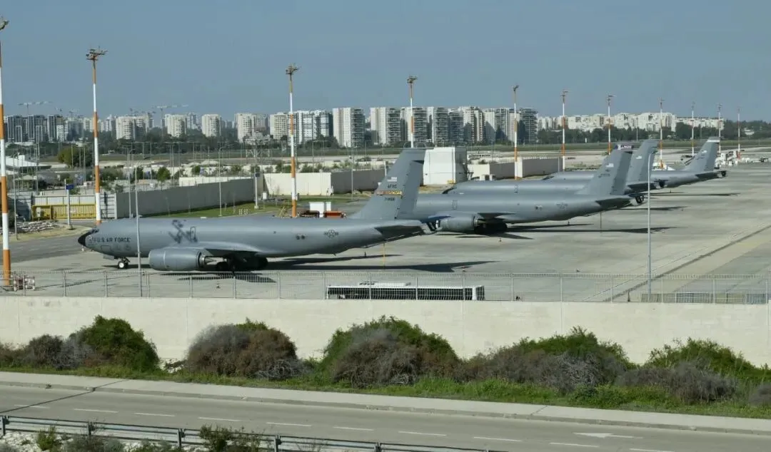 这是2月25日拍摄的停靠在以色列特拉维夫附近本-古里安机场的美军加油机。新华社/基尼图片社
