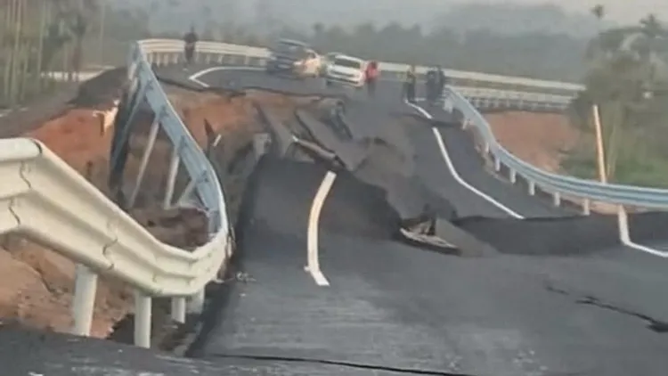 中國海南省九曲路未啟用就塌陷,令民眾對於施工品質感到憂心。翻攝自《中國新聞周刊》