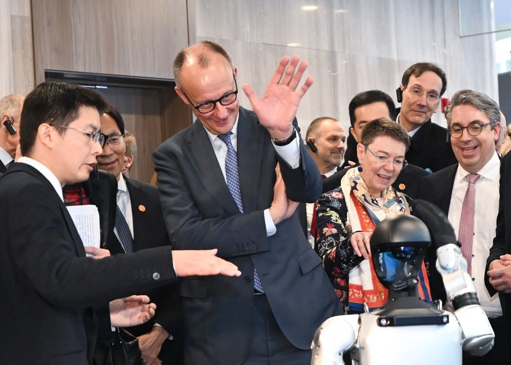 德国总理梅尔茨26日率近30位德国经济界代表组成的高级别代表团,在浙江杭州参访中... 德国总理梅尔茨26日率近30位德国经济界代表组成的高级别代表团,在浙江杭州参访中...