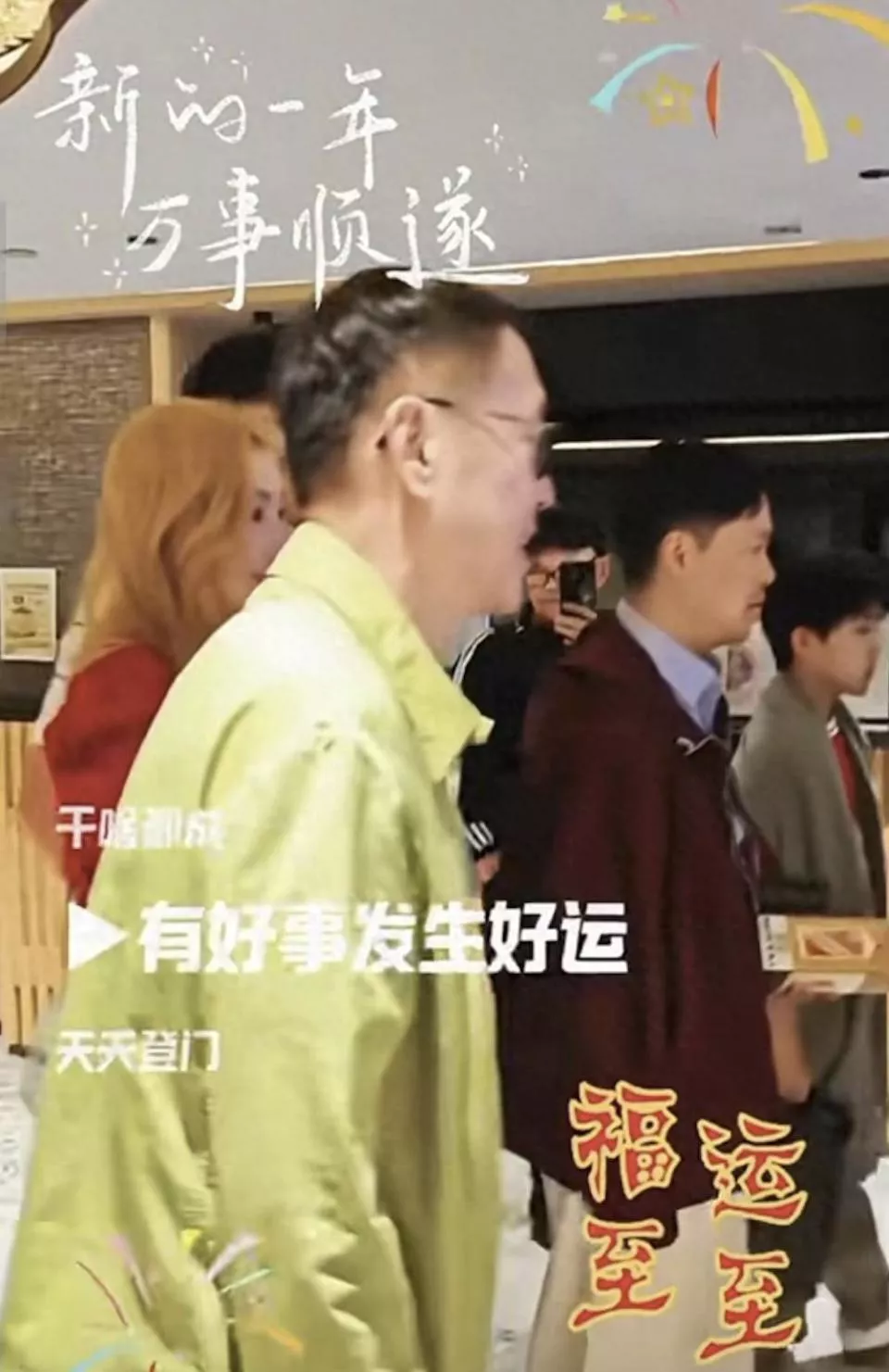 李嘉欣15岁儿子回香港过年,与父母外出拜年