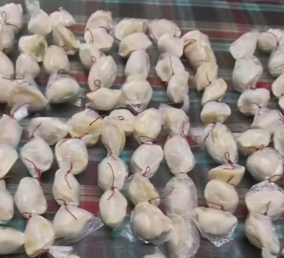 东北妈妈为远嫁上海女儿寄“单间饺子”，女儿：老公拆袋时不舍得剪