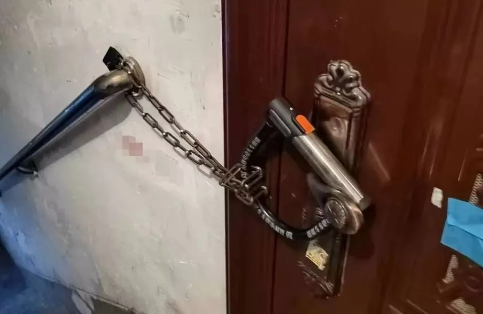 上海一独居老人行为异常扰民三年，真就束手无策?