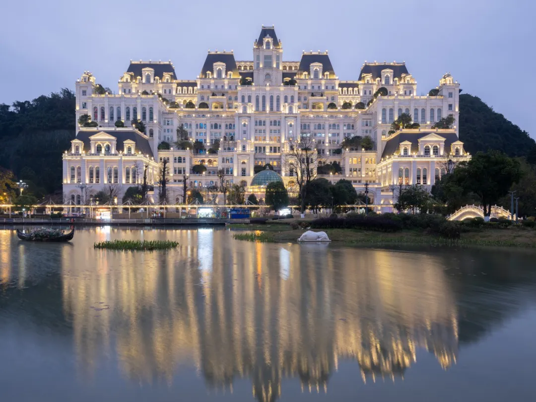 见证27亿“白宫” 中国有个魔幻的亚洲最大社区 见证27亿“白宫” 中国有个魔幻的亚洲最大社区