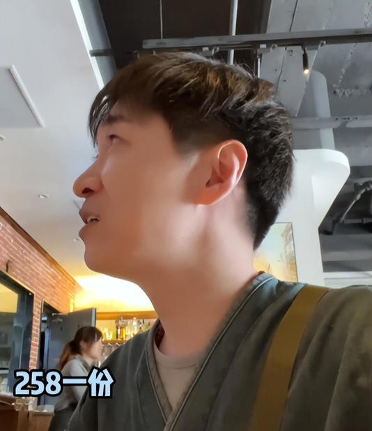 明星都肉疼!演员王宁去杭州吃面,2188元一碗吃不起,点了便宜的
